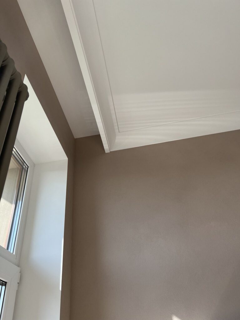 Однотонное покрытие в технике "накатка". Декоративная штукатурка в спальне.