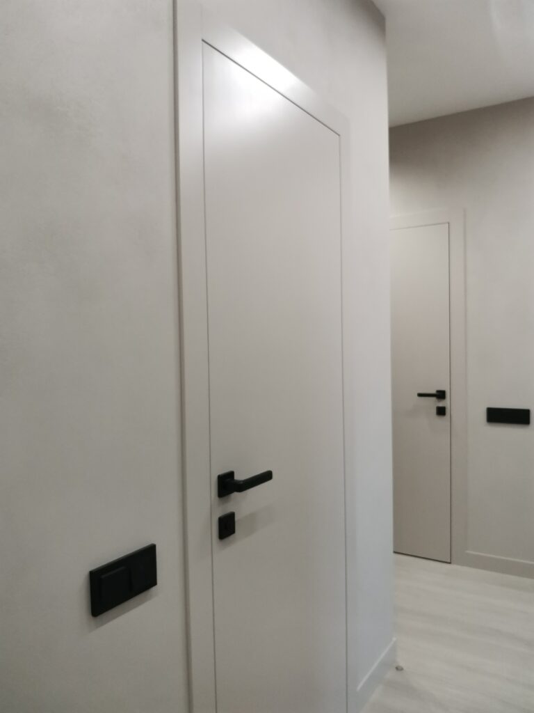 накатка в один цвет, декоративная штукатурка в прихожей, декоратор минск