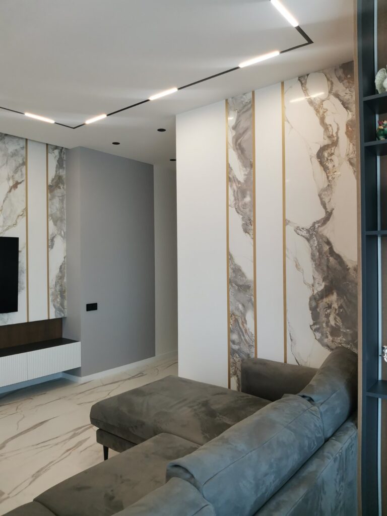 Венецианская штукатурка под мрамор, акцентные стены в гостиной.