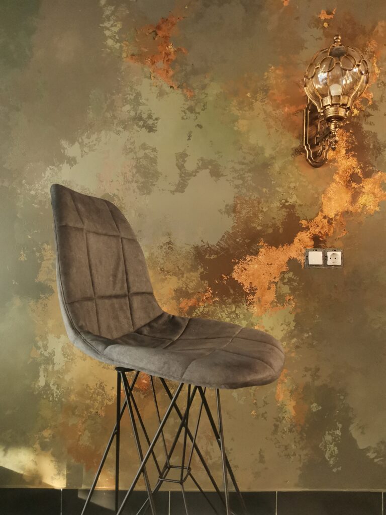 ремонт кафе и ресторанов, декоративная штукатурка в кафе, поталь на стене