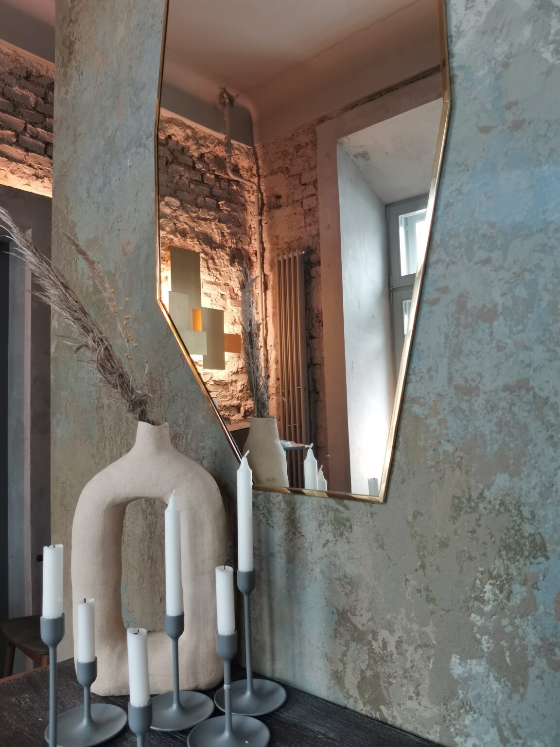 Авторские техники нанесения декоративной штукатурки. Акцентная стена в ресторане "Имена", Минск